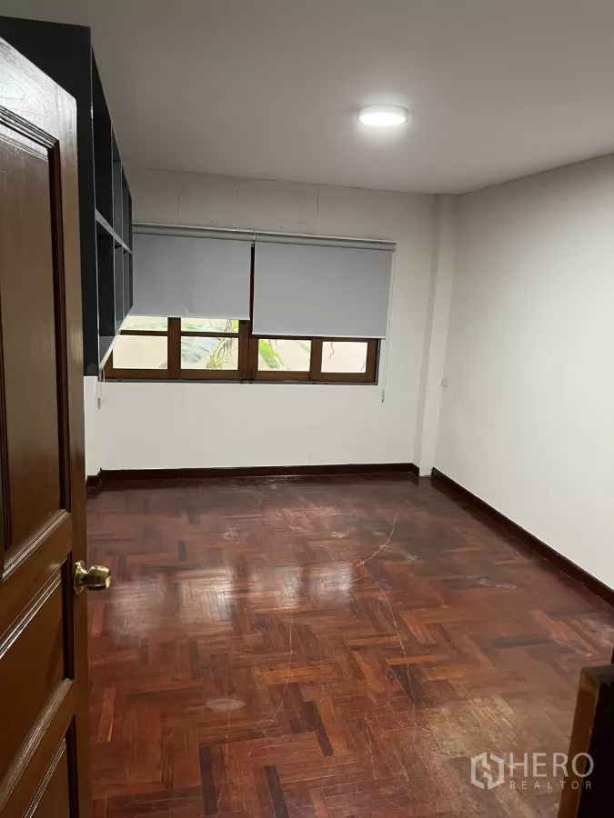 บ้าน ให้เช่าในWatthana, Bangkok - ห้องนอนพื้นปาร์เกต์ ม่านม้วน และหน้าต่างแนวนอนต่ำ.