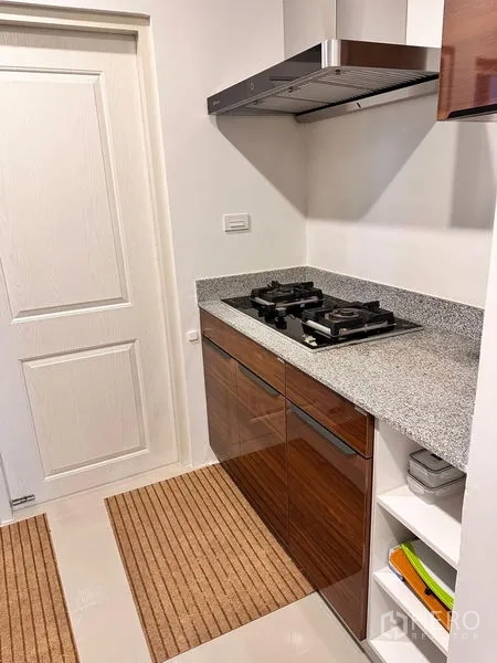 บ้าน ขายในPrawet, Bangkok - ครัวขนาดกะทัดรัด ท็อปหินแกรนิต เตาแก๊ส และเครื่องดูดควันสแตนเลส