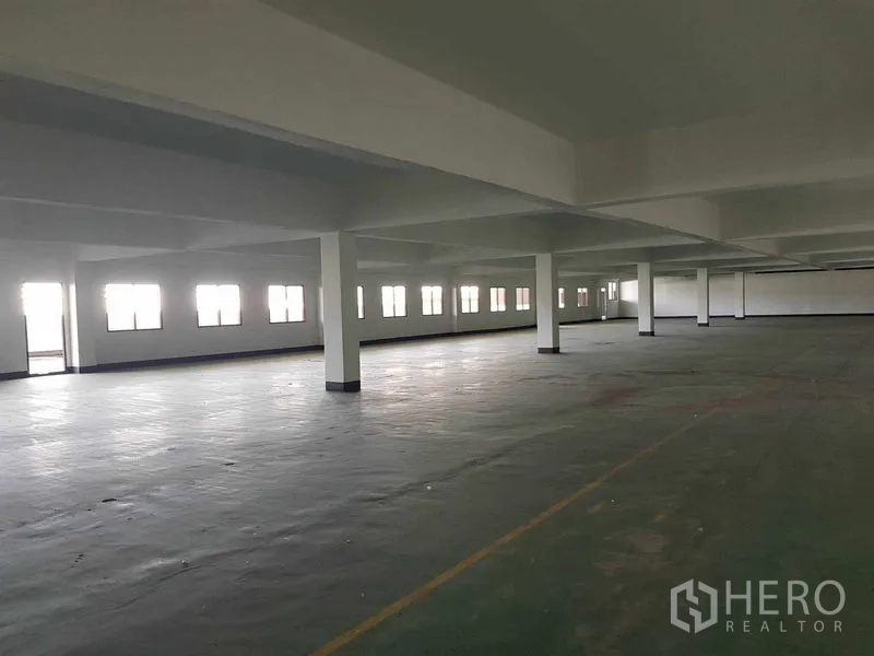 คลังสินค้า ให้เช่าในNong Khaem, Bangkok - ฮอลล์อุตสาหกรรมกว้างพร้อมหน้าต่างยาวและพื้นคอนกรีตตีเส้น