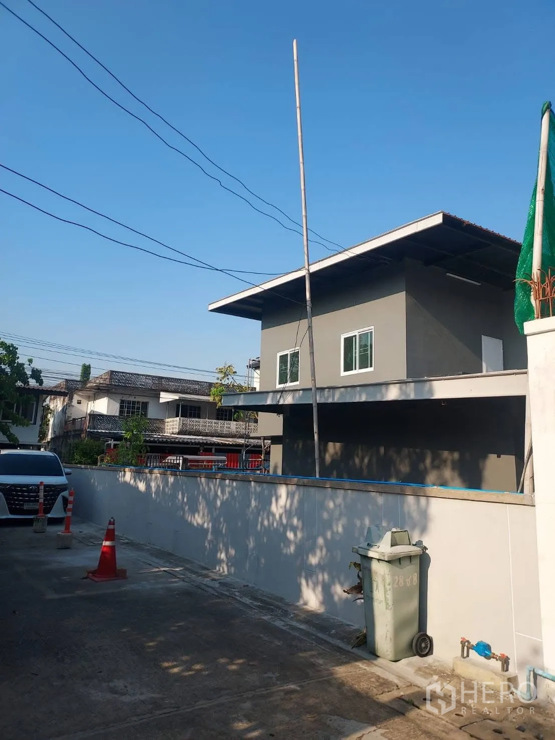 Detached House for rent in Watthana, Bangkok - Side view of the property along a quiet residential lane and boundary wall.
