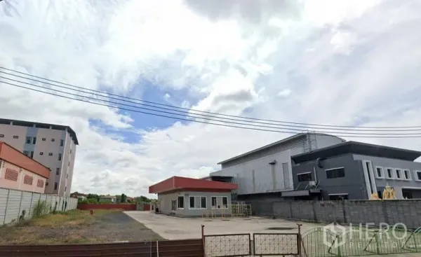 ที่ดิน ขายในBang Phli, Samut Prakan - ที่ดินพร้อมรั้วในบางปลา บางพลี ทางเข้าเทคอนกรีต มีอาคารสำนักงานขนาดเล็ก ใกล้อาคารคลังสินค้า ท้องฟ้าโปร่ง