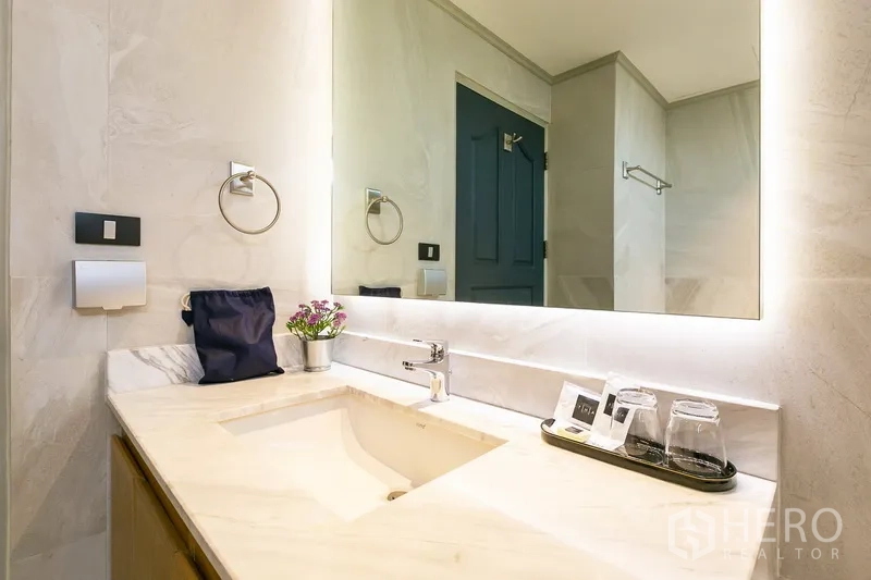 房间 出租在Khlong Toei, Bangkok - 浴室台盆区，背光镜与石材台面水槽。