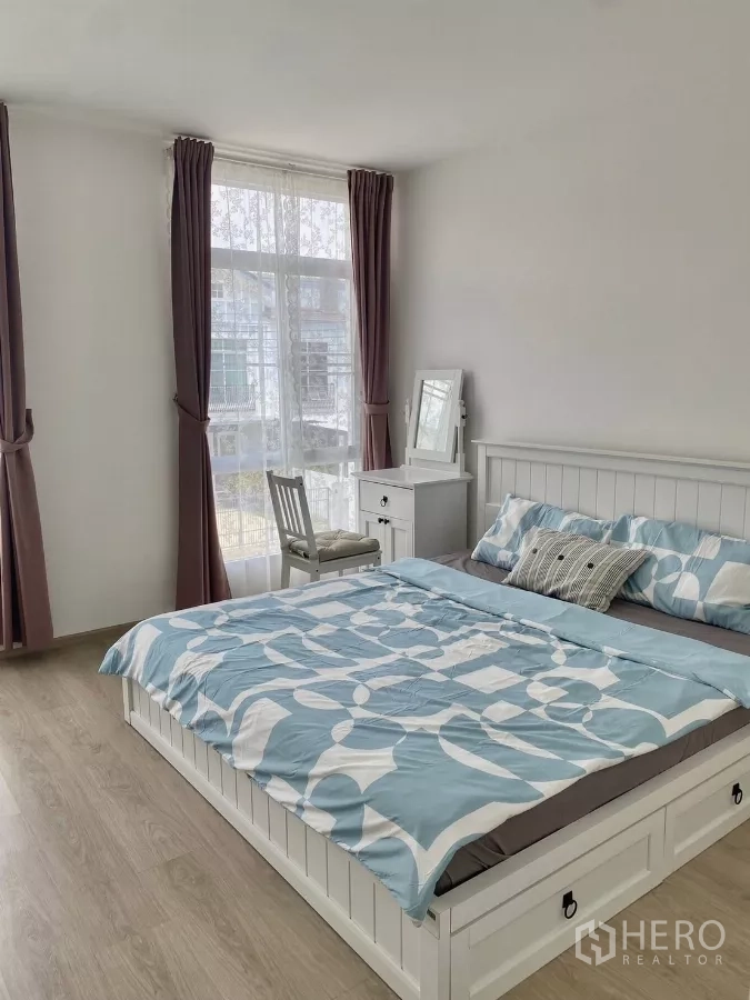 联排别墅 出租在Prawet, Bangkok - 宽敞主卧，大窗与梳妆台。