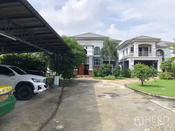 บ้าน ขายในLam Luk Ka, Pathum Thani - ทางรถวิ่งเข้าสู่บ้านสองหลังและโรงจอดรถมีหลังคา