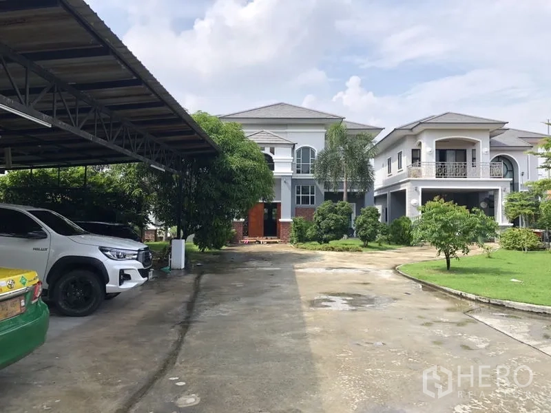 บ้าน ขายในLam Luk Ka, Pathum Thani - ทางรถวิ่งเข้าสู่บ้านสองหลังและโรงจอดรถมีหลังคา