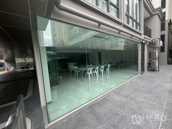 零售空间 出租在Watthana, Bangkok - 一层临街商铺，整面落地玻璃立面与室外步道，位于Phrom Phong。
