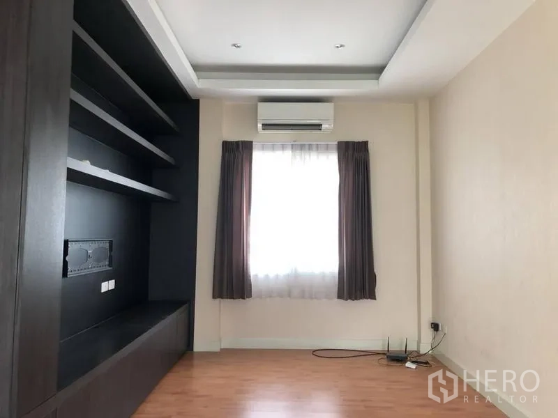 บ้าน ให้เช่าในSaphan Sung, Bangkok - ห้องอเนกประสงค์ชั้นบน พื้นไม้ ตู้ชั้นวางบิลท์อิน และเครื่องปรับอากาศ