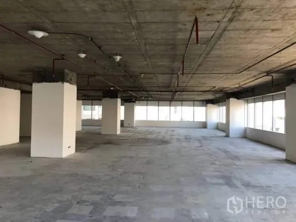 Office Space for rent in Bang Na, Bangkok - Expansive corner office plate surrounded by windows for abundant daylight.