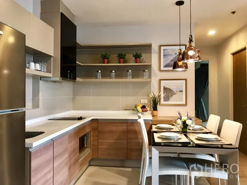 คอนโด ให้เช่าในKhlong Toei, Bangkok - ครัวรูปตัวแอลทันสมัย ชั้นวางแบบเปิด เตาและพื้นที่รับประทานอาหาร 4 ที่นั่ง.