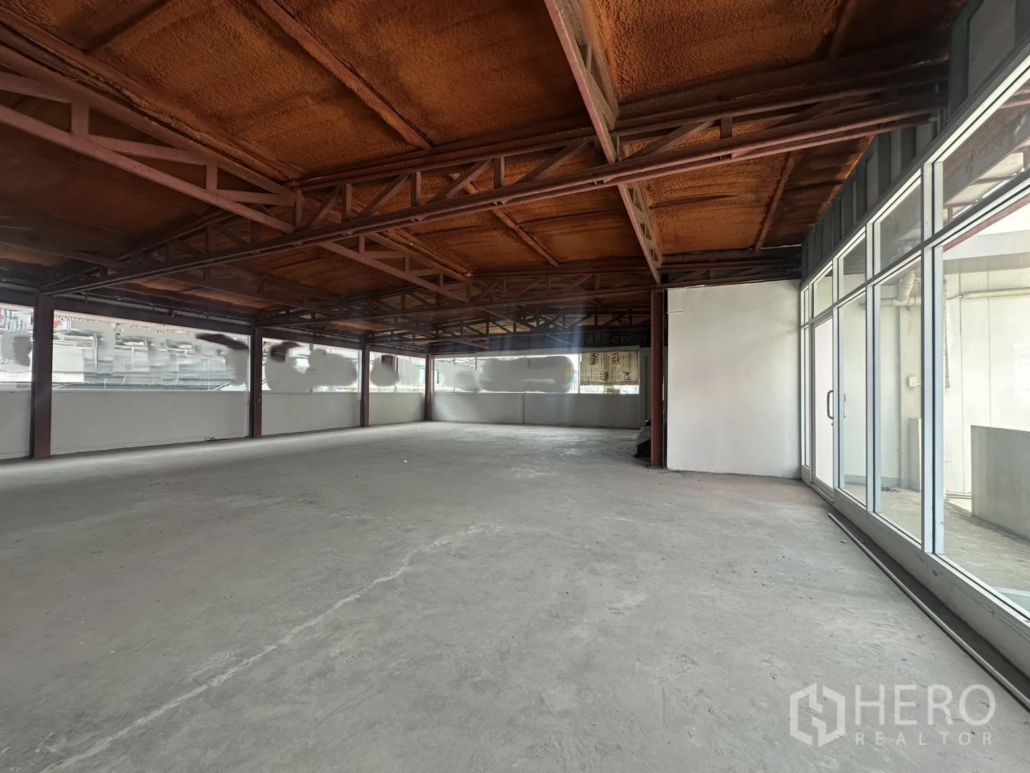 พื้นที่ขายปลีก ให้เช่าในWatthana, Bangkok - ยูนิตร้านค้ากว้างขวาง ทางเข้าเป็นประตูกระจกบานเลื่อนและกระจกพาโนรามาตามแนวอาคาร