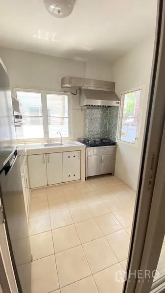 独立式住宅 出租 - 独立泰式厨房，燃气灶与不锈钢抽油烟机，白色橱柜。