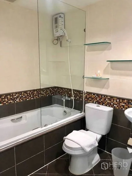 คอนโด ให้เช่าในKhlong Toei, Bangkok - ห้องน้ำมีอ่างอาบน้ำ ฉากกระจก และโมเสกตกแต่ง