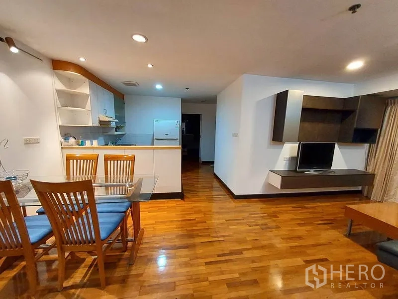 公寓 出租或出售在Khlong Toei, Bangkok - 宽敞开放空间，设早餐吧台与挂墙电视柜，木地板