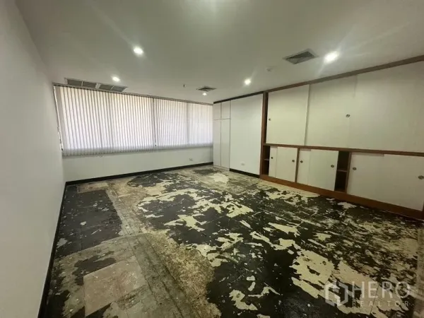 สำนักงาน ให้เช่าในYan Nawa, Bangkok - ห้องขนาดใหญ่ ตู้บิลท์อิน ผ้าม่านมู่ลี่ หน้าต่างยาว พื้นลอกพร้อมติดตั้งใหม่