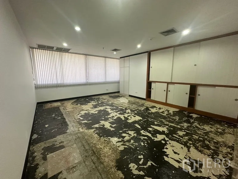 สำนักงาน ให้เช่าในYan Nawa, Bangkok - ห้องขนาดใหญ่ ตู้บิลท์อิน ผ้าม่านมู่ลี่ หน้าต่างยาว พื้นลอกพร้อมติดตั้งใหม่