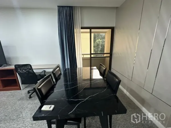 คอนโด ให้เช่าในWatthana, Bangkok - พื้นที่รับประทานอาหาร โต๊ะหินอ่อนสีดำ 4 ที่นั่ง ข้างประตูกระจกสไลด์ออกระเบียง