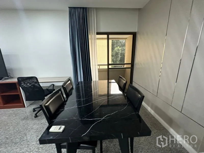 คอนโด ให้เช่าในWatthana, Bangkok - พื้นที่รับประทานอาหาร โต๊ะหินอ่อนสีดำ 4 ที่นั่ง ข้างประตูกระจกสไลด์ออกระเบียง