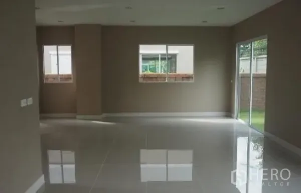 Detached House for rent in Saphan Sung, Bangkok - Bright open-plan living area with glossy tile flooring and multiple windows.