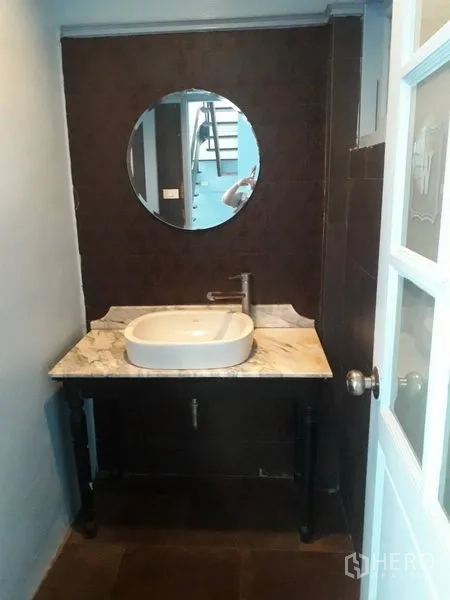 บ้าน ให้เช่าในWatthana, Bangkok - ห้องน้ำขนาดกะทัดรัด กระจกทรงกลมและอ่างล้างหน้าท็อปหินอ่อน