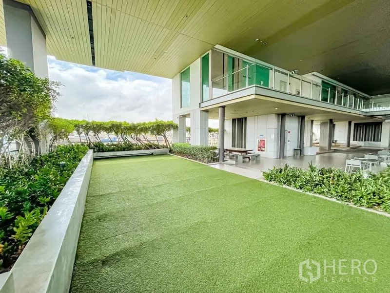 คอนโด ขาย - สวนพักผ่อนใต้อาคาร พื้นหญ้าเทียมและแนวพุ่มไม้