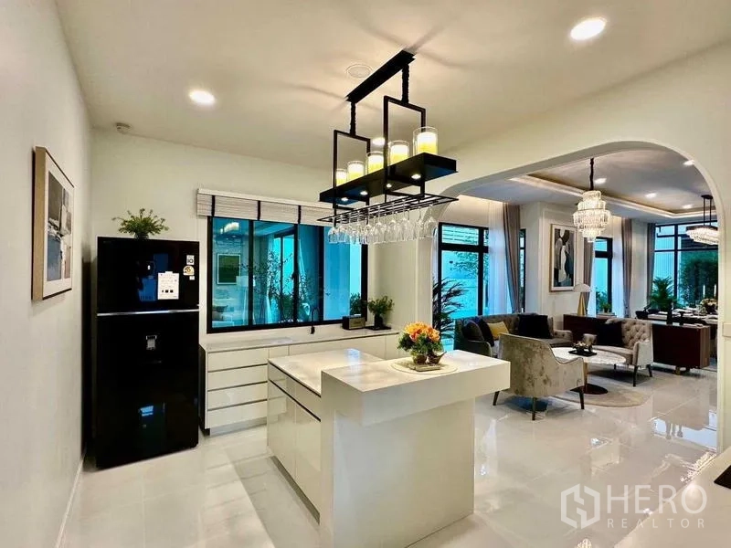 Detached House for rent in Bang Phli, Samut Prakan - Kitchen island connected to sitting area via arched opening.