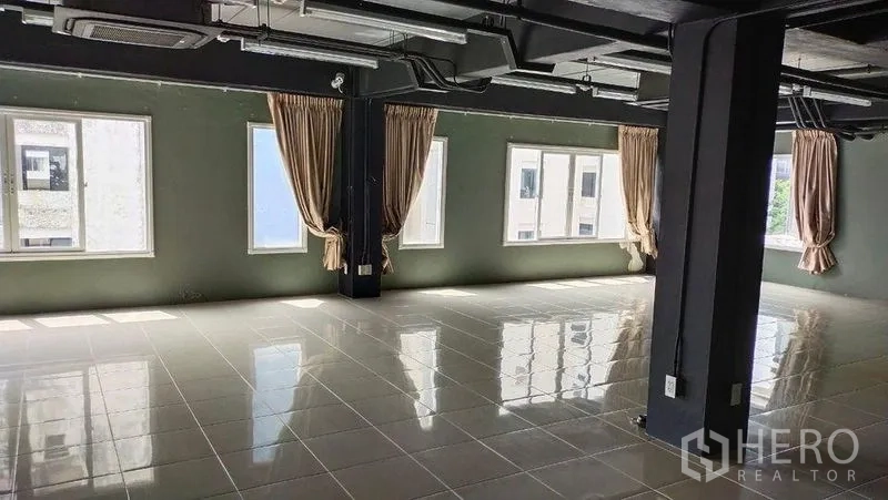 สำนักงาน ให้เช่าในPrawet, Bangkok - ชั้นสำนักงานสว่าง โปร่ง พื้นกระเบื้องมัน เสากลางห้อง และหน้าต่างเรียงต่อรับแสงธรรมชาติ