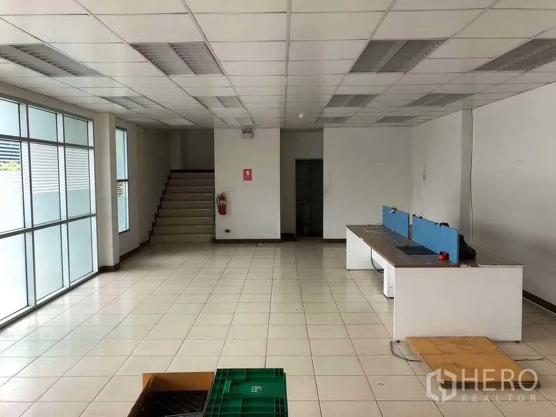 工厂 出租在Bang Sao Thong, Samut Prakan - 一层办公室大堂，有楼梯与磨砂玻璃墙。