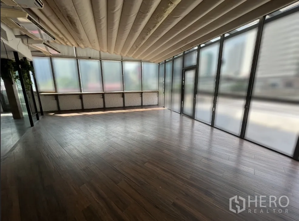 零售空间 出租在Pathum Wan, Bangkok - 已完成的零售区，木地板、通高玻璃与织物吸音顶。