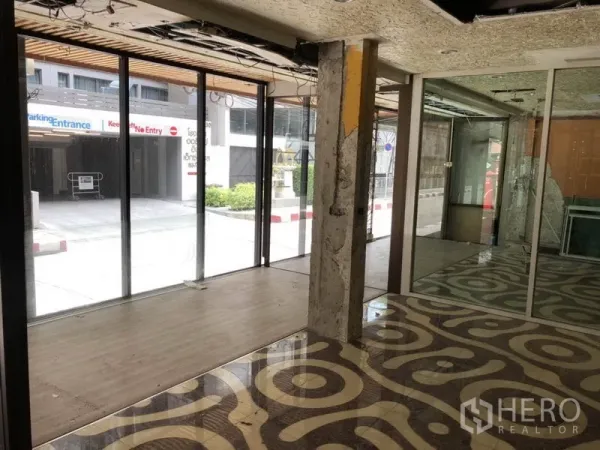 零售空间 出租在Khlong Toei, Bangkok - 整排玻璃门面引入充足自然光，提升展示效果。