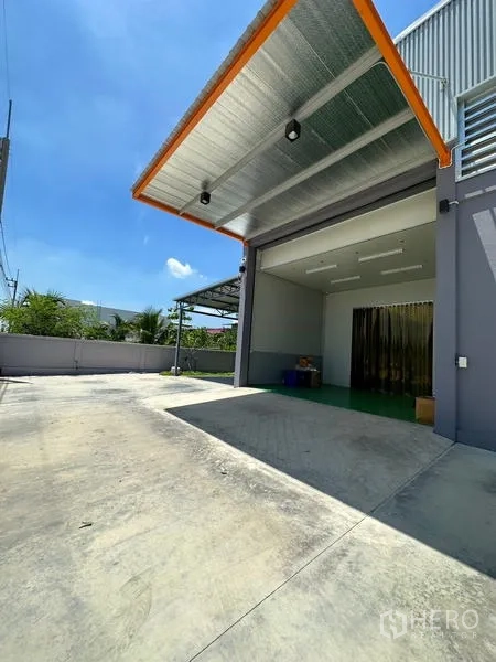 โรงงาน ให้เช่าหรือขายในLam Luk Ka, Pathum Thani - กันสาดคลุมโหลดดิ้งและทางวิ่งรถข้างอาคารโรงงาน รองรับรถบรรทุก.