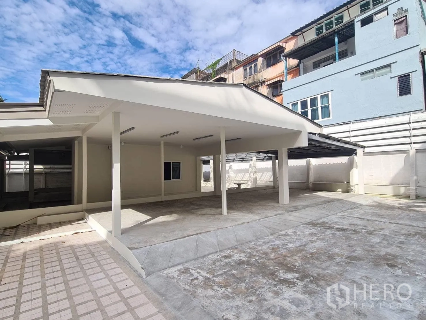 บ้าน ให้เช่าในKhlong Toei, Bangkok - ที่จอดรถในร่มและทางเข้าปูพื้นภายในพื้นที่รั้วบ้าน