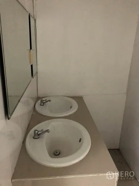 工厂 出租在Lat Krabang, Bangkok - 卫生间内的双洗手盆与镜子