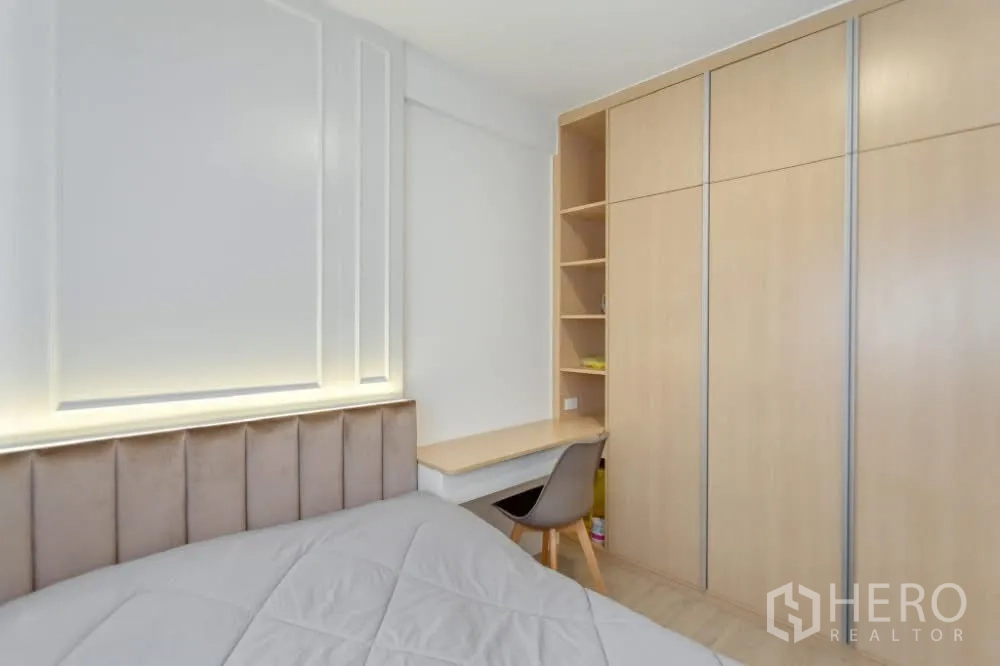 联排别墅 出租在Prawet, Bangkok - 明亮卧室，带嵌入式衣柜、开放式搁架与小书桌。