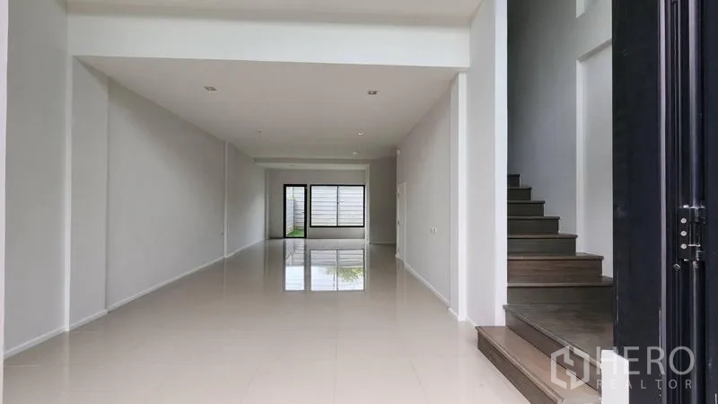 สำนักงานที่บ้าน ให้เช่า - โถงชั้นล่างเพดานสูงสองชั้น พร้อมบันไดดีไซน์โมเดิร์น