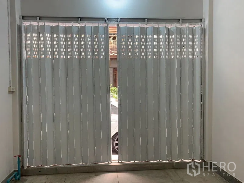 อาคารพาณิชย์ ให้เช่าในKhlong Toei, Bangkok - มุมมองจากภายใน ประตูเหล็กยืดเปิดบางส่วนออกสู่ถนน