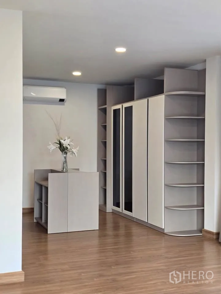 บ้านเดี่ยว for rent or sale in Bang Phli, Samut Prakan - ห้องแต่งตัวพร้อมตู้บิลท์อินและชั้นวางของรอบด้าน