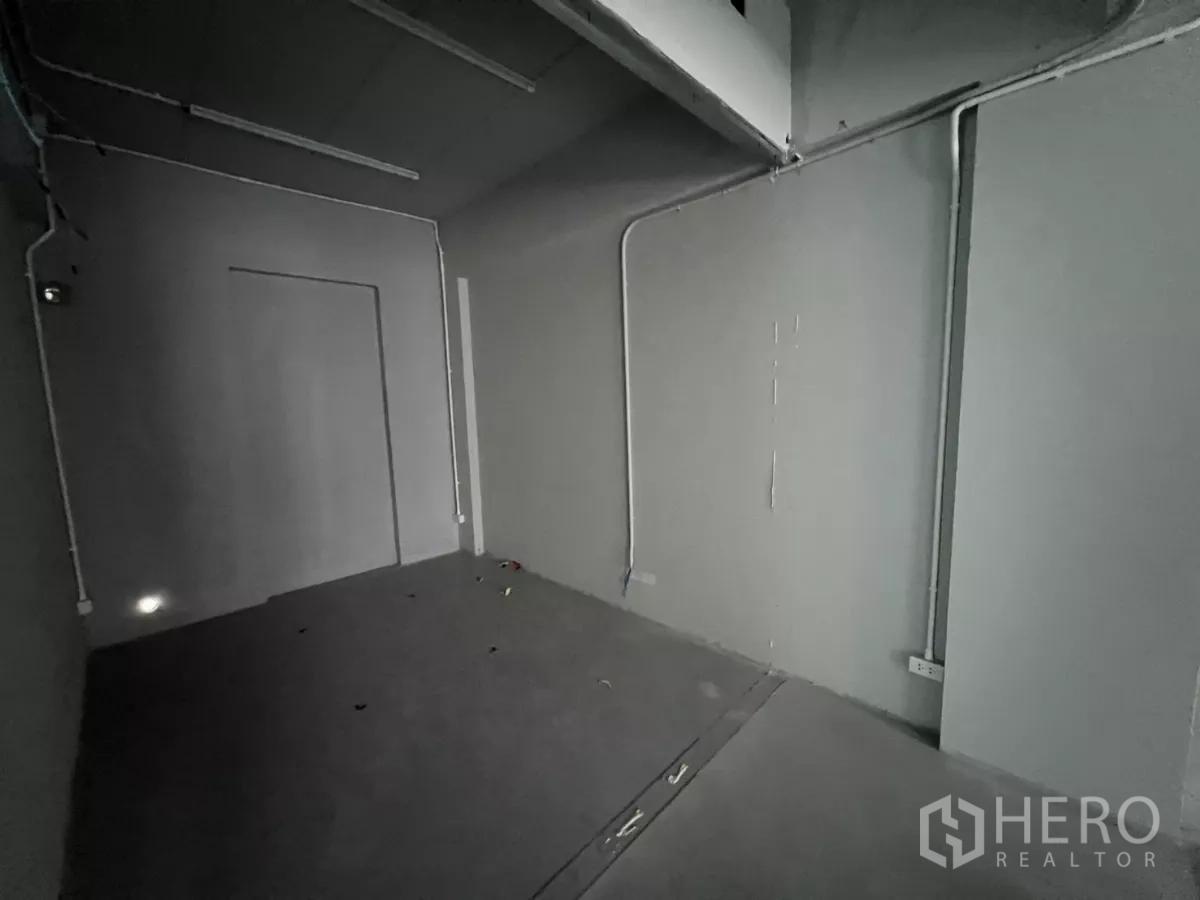 สำนักงานที่บ้าน ให้เช่าในPathum Wan, Bangkok - ห้องเก็บของหลังบ้านไม่มีหน้าต่าง เดินท่อโชว์