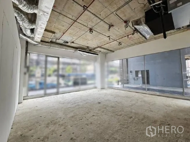 พื้นที่ขายปลีก ให้เช่า - พื้นที่ร้านค้าแบบเปล่า เพดานเปิดเผยงานท่อลม และหน้าต่างกระจกโดยรอบ