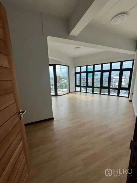 สำนักงานที่บ้าน ให้เช่าในBang Kruai, Nonthaburi - ห้องทำงานมุมสว่าง พื้นลามิเนตลายไม้ และกระจกสูงจรดเพดาน