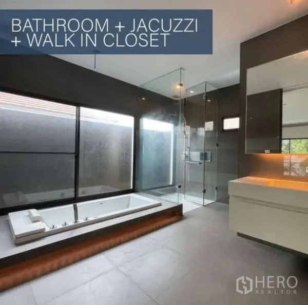 独立式住宅 出售在Khlong Toei, Bangkok - 宽敞浴室，设按摩浴缸、玻璃淋浴间、大窗与洗手台。