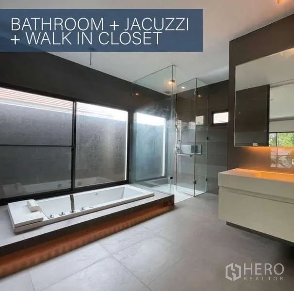 独立式住宅 出售在Khlong Toei, Bangkok - 宽敞浴室，设按摩浴缸、玻璃淋浴间、大窗与洗手台。