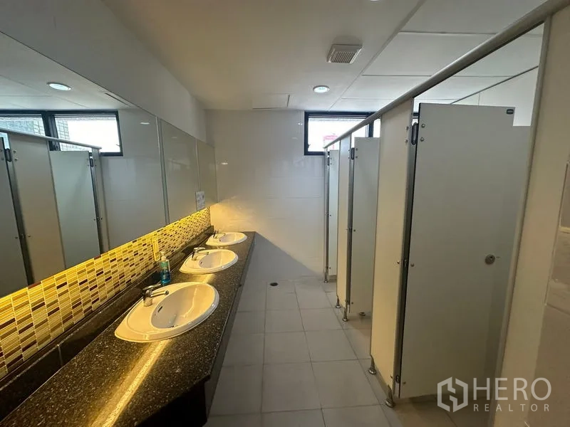 办公空间 出租在Bang Rak, Bangkok - 公用洗手间，花岗岩台面、三个洗手盆与隔间。
