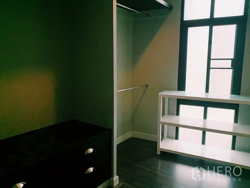 คอนโด ให้เช่าในWatthana, Bangkok - วอล์กอินโคลเซ็ตมีลิ้นชัก ชั้นวาง และราวแขวนเสื้อ ข้างหน้าต่างสูงแบบฟรอสต์