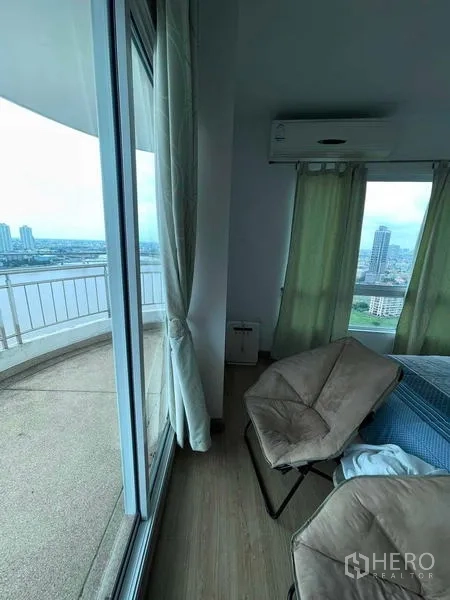 คอนโด ขายในBangkok - มุมห้องนอนพร้อมกระจกสูงจรดเพดานและทางออกสู่ระเบียงชมวิวแม่น้ำ