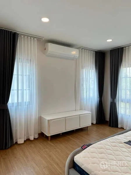 บ้าน ให้เช่าในBang Phli, Samut Prakan - มุมห้องนอนพร้อมเครื่องปรับอากาศ ผ้าม่านโปร่ง และตู้เตี้ย