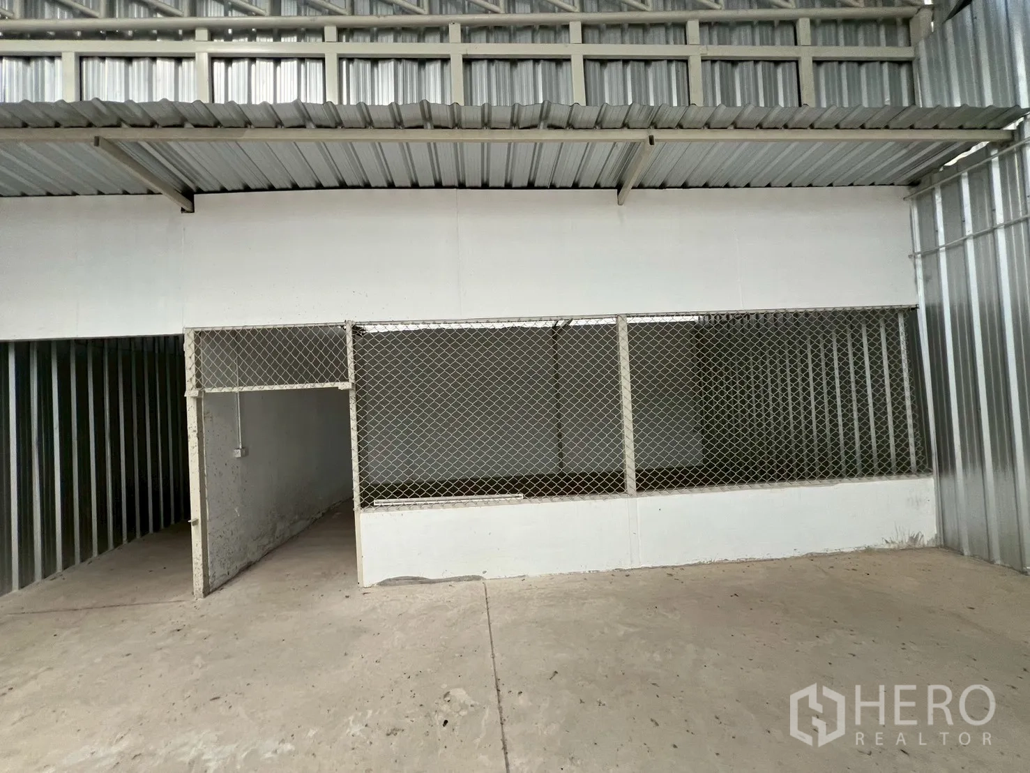 คลังสินค้า ให้เช่าในMin Buri, Bangkok - ห้องเก็บของตาข่ายและประตูทางเข้าด้านท้ายโกดัง