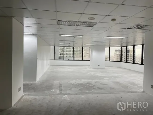 办公空间 出租在Din Daeng, Bangkok - 开放式转角办公室，环幕窗户，俯瞰曼谷城市景观。