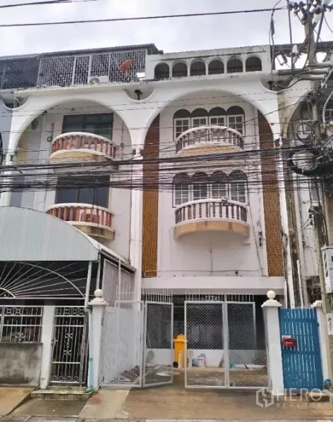 สำนักงานที่บ้าน ให้เช่าในYan Nawa, Bangkok - อาคารโฮมออฟฟิศสูงสี่ชั้นด้านหน้า ซุ้มโค้งและระเบียง มีรั้วและพื้นที่จอดรถติดถนน