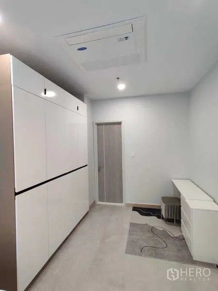 คอนโด ให้เช่าในBang Rak, Bangkok - โถงทางเดินตู้บิลต์อินสีขาวสูง เครื่องปรับอากาศแบบฝังฝ้า และประตูห้อง