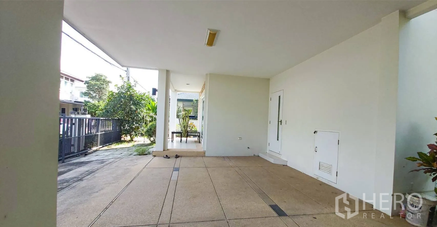 บ้าน for sale in Bang Kapi, Bangkok - ที่จอดรถในร่มและชานหน้าบ้านติดทางเดินสวน